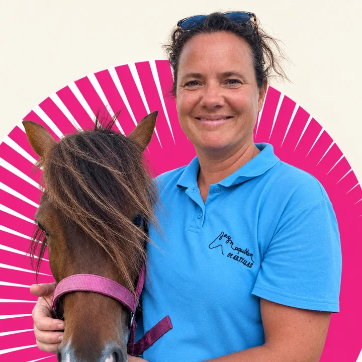 Julie Alvaro, la gérante, avec un de ses poneys