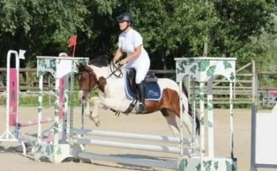 Un poney à l'obstacle sur la carrière